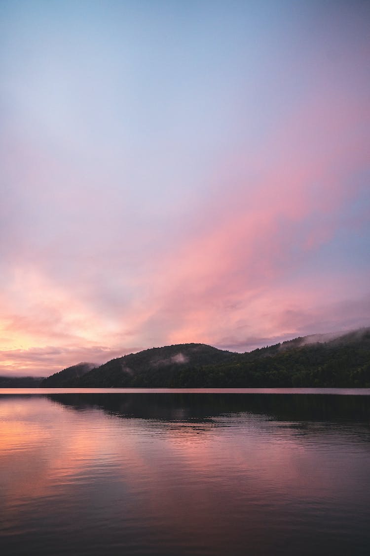 paisaje montanas puesta de sol agua