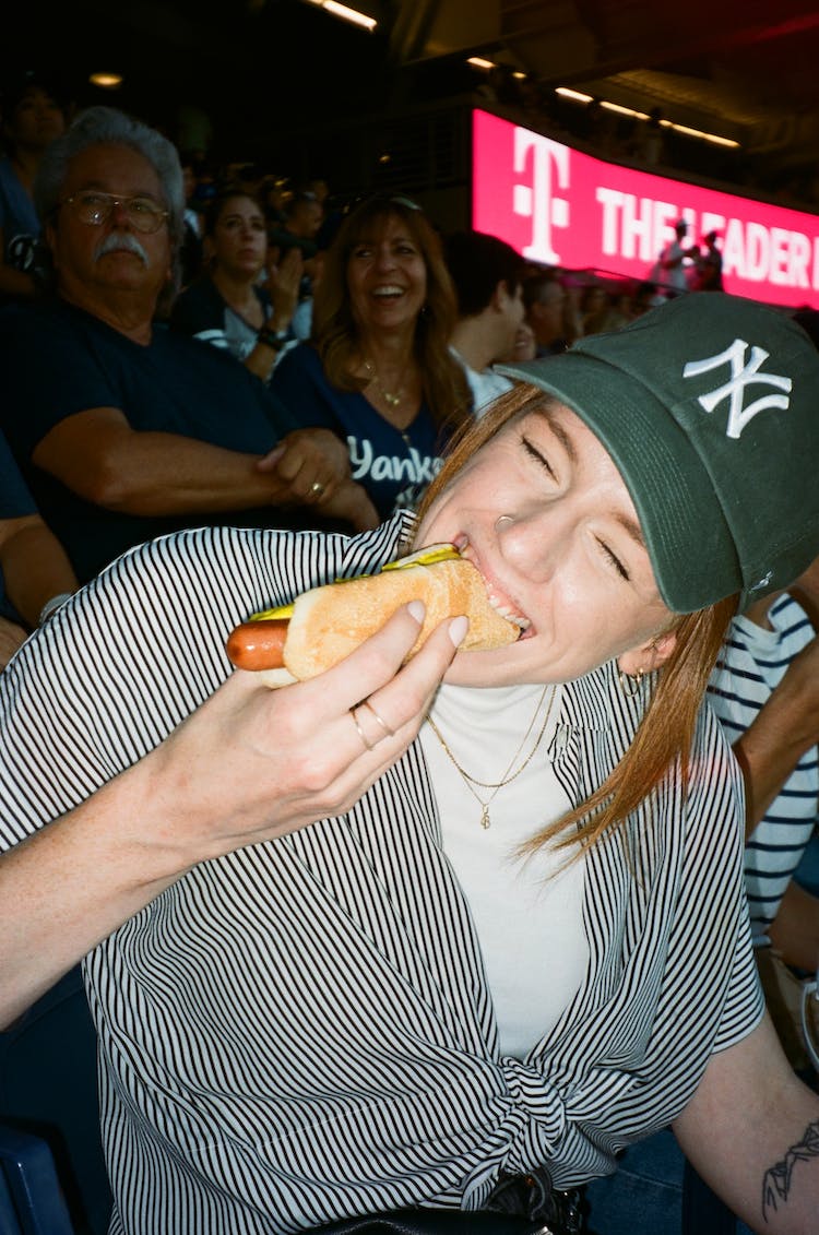 comida persona mujer comiendo