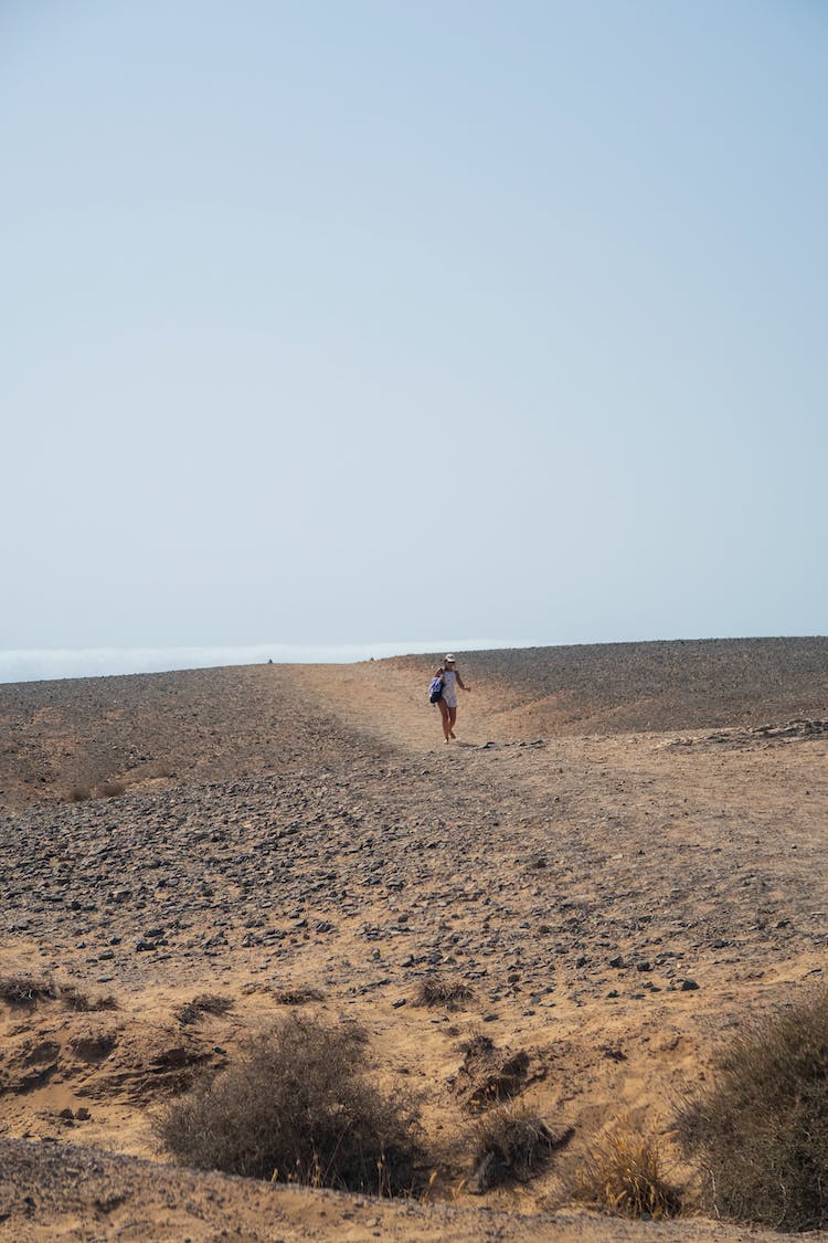 paisaje persona caminando desierto