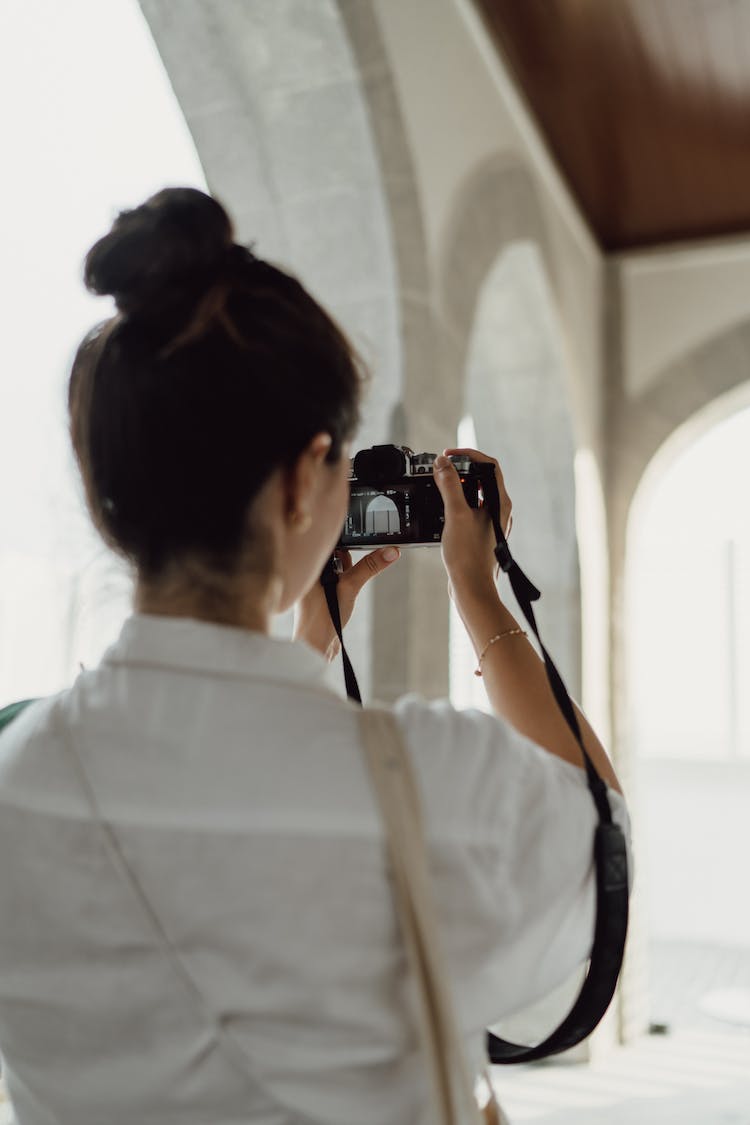 mujer camara arquitectura viaje