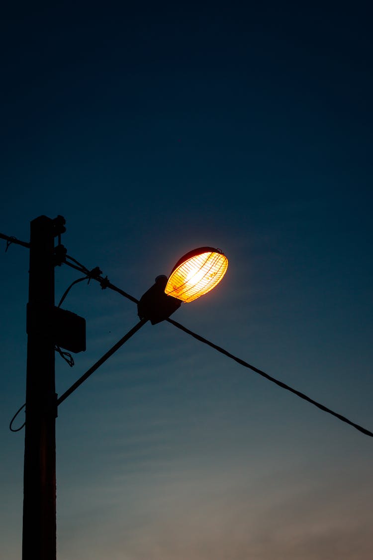 farola poste de luz por la noche foto de angulo bajo