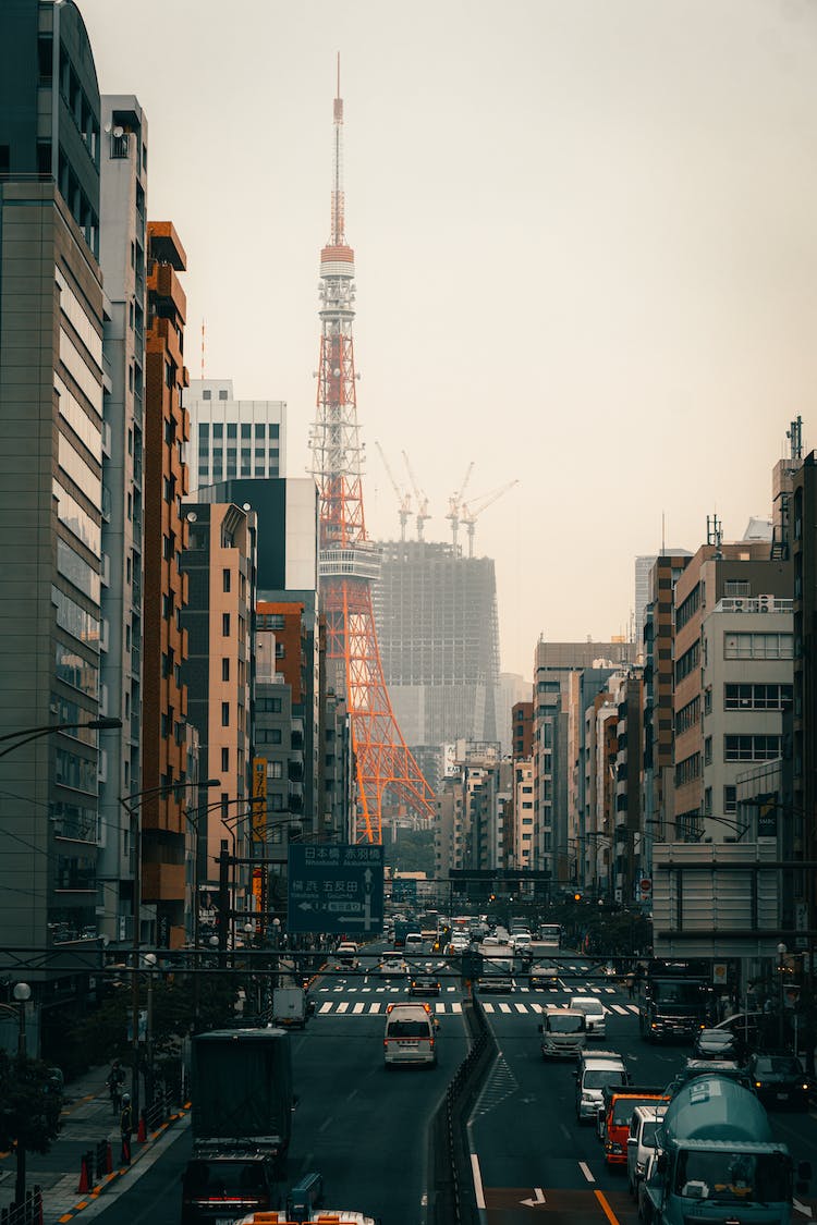 torre de tokio y vistas a la calle concurrida