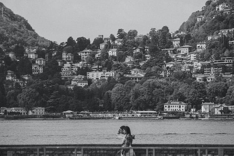 blanco y negro mujer agua caminando