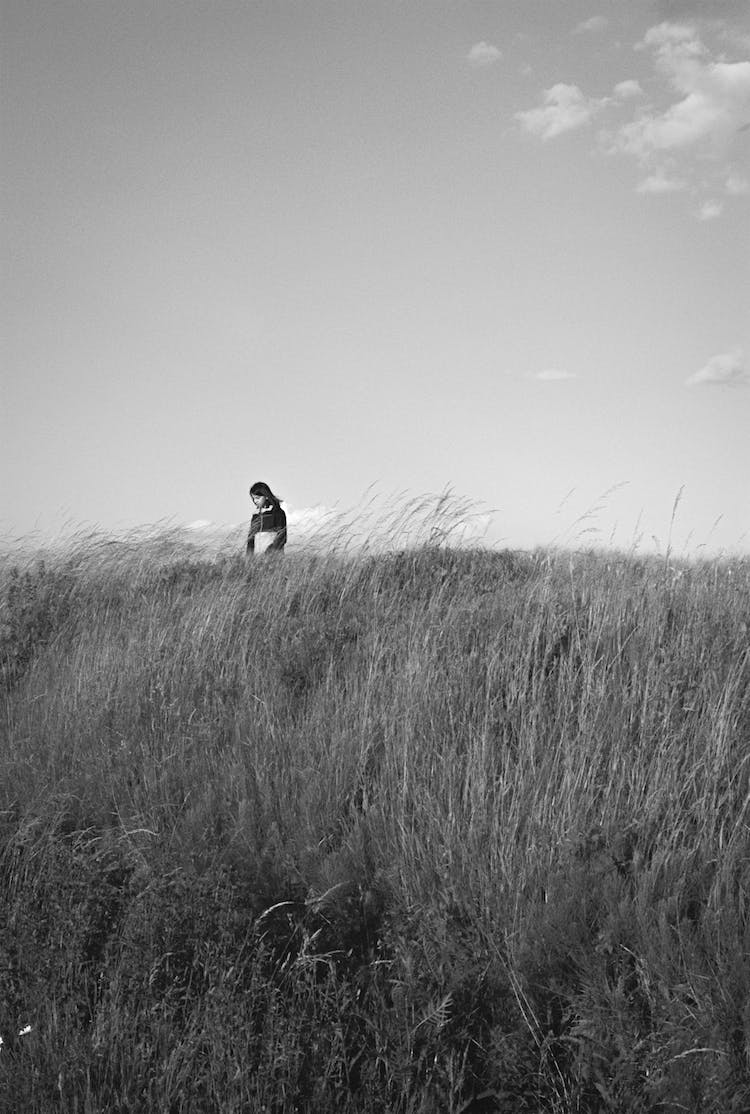 mujer caminando viaje aventura