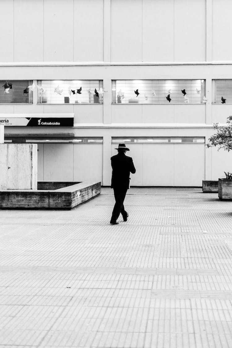 blanco y negro hombre traje caminando