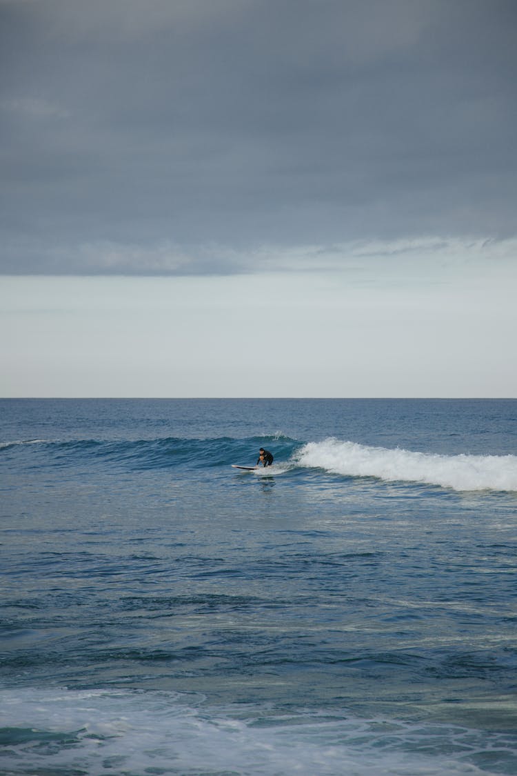 playa surfero surfeando aventura