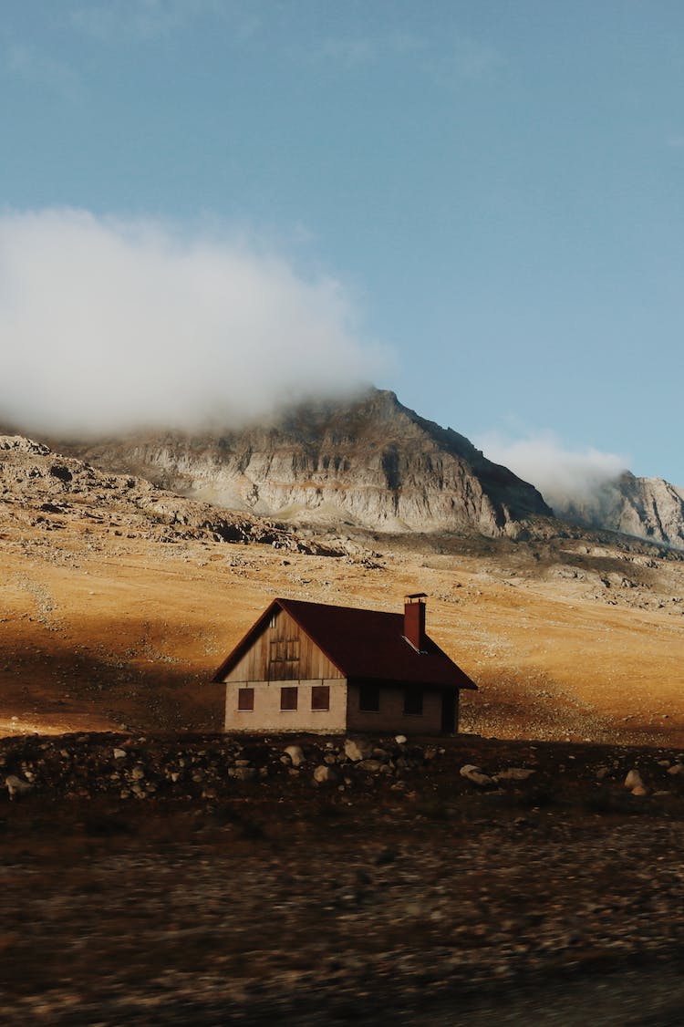 montanas casas nubes rocas