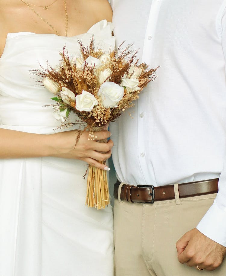 flores sujetando boda novia