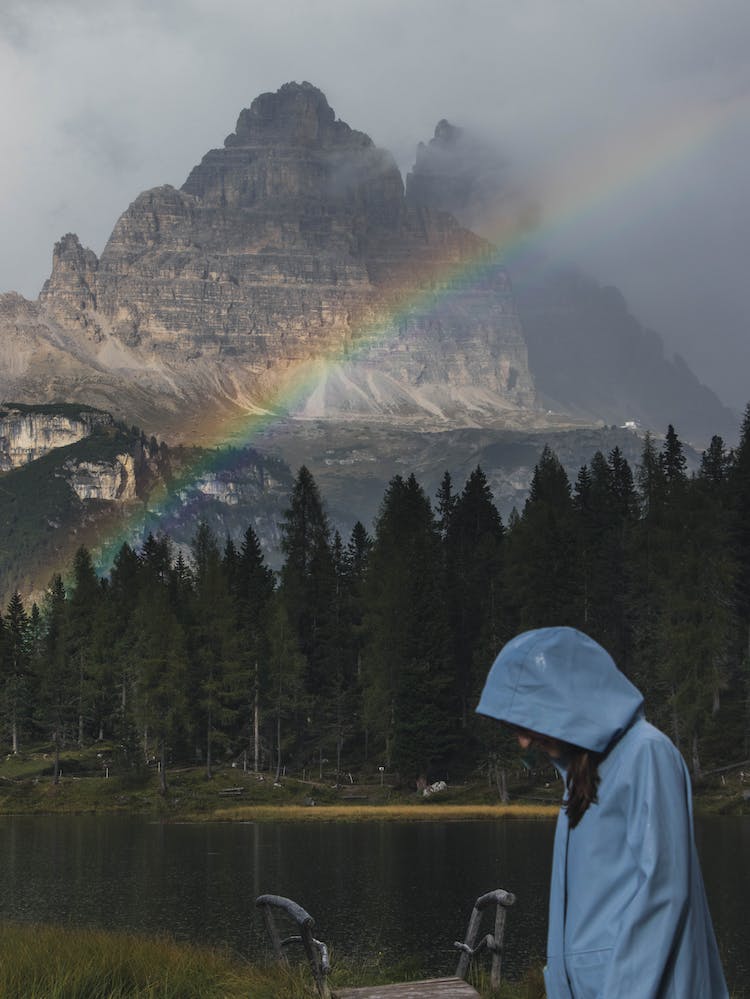 chica con un arcoiris de montana