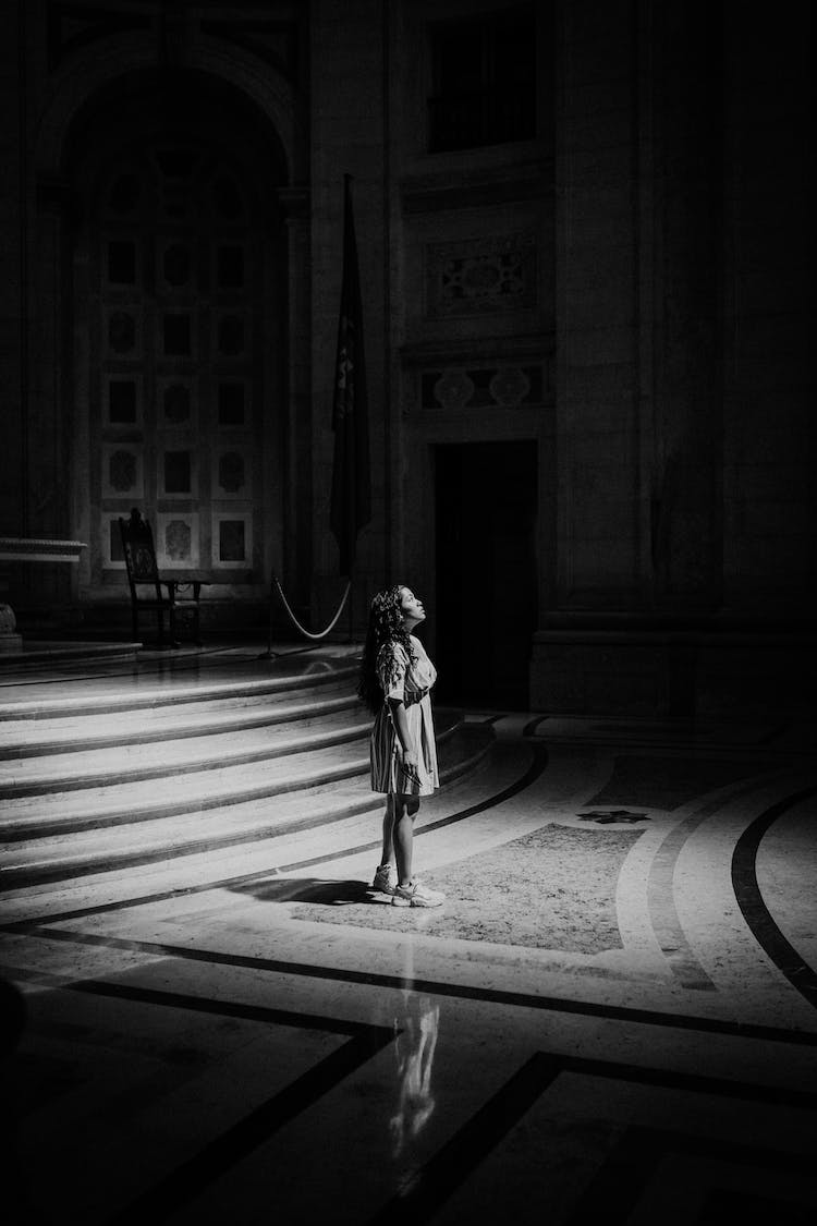 blanco y negro mujer iglesia interior