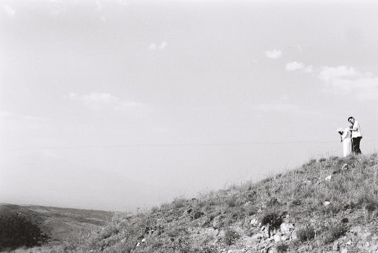 blanco y negro pareja amor campo