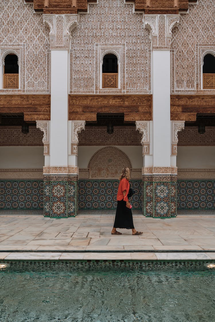 mujer modelo turista billar