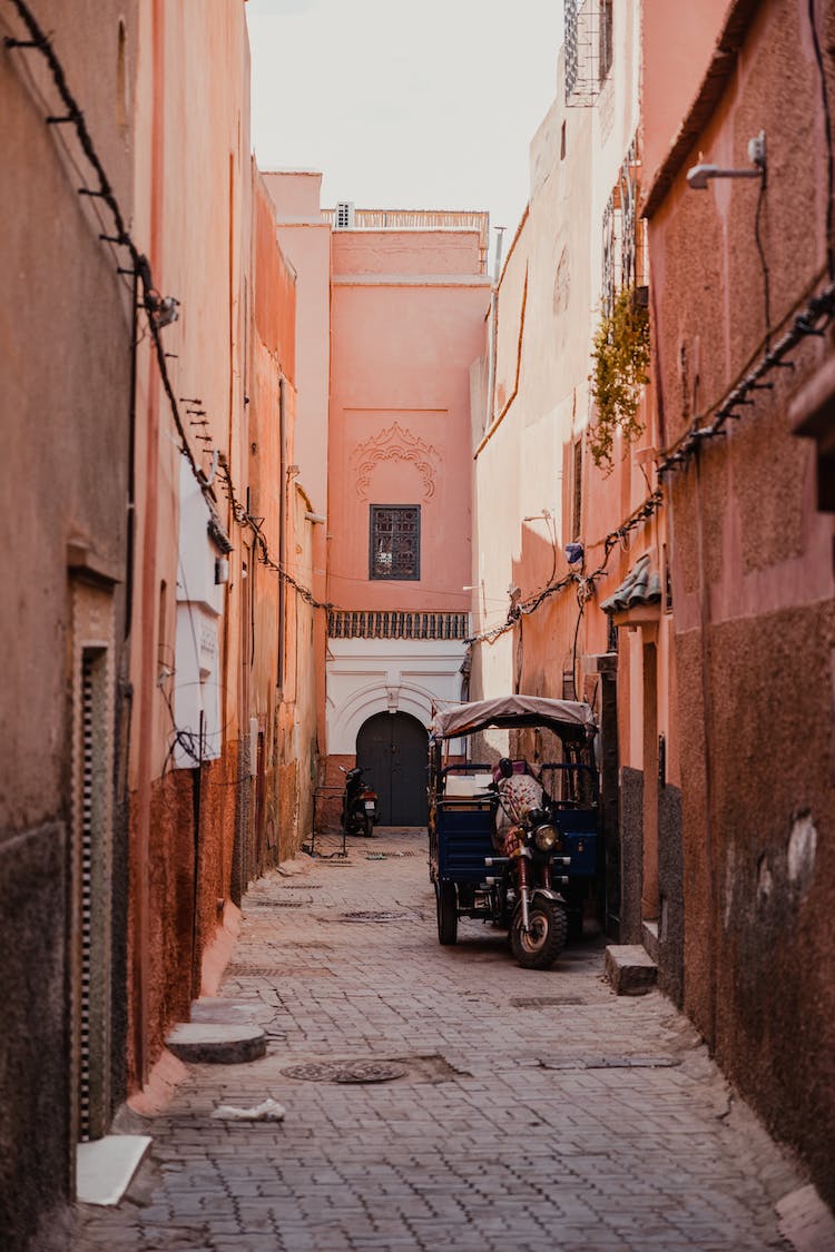 calle edificios callejon estrecho