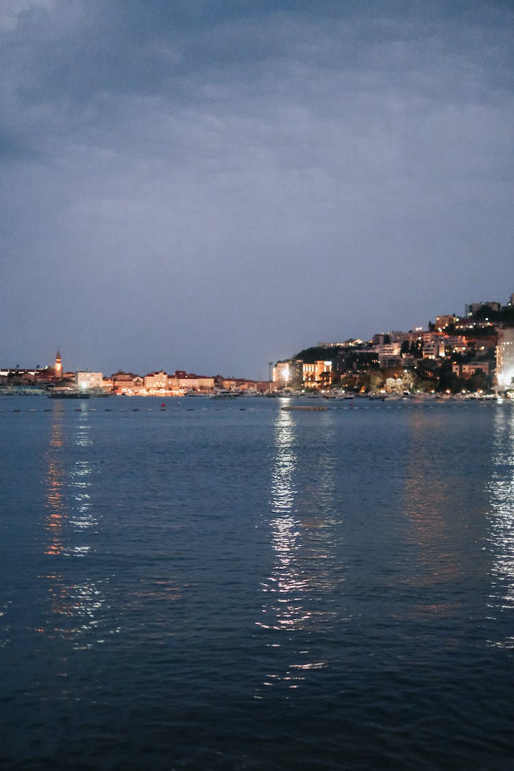 mar noche oceano edificios