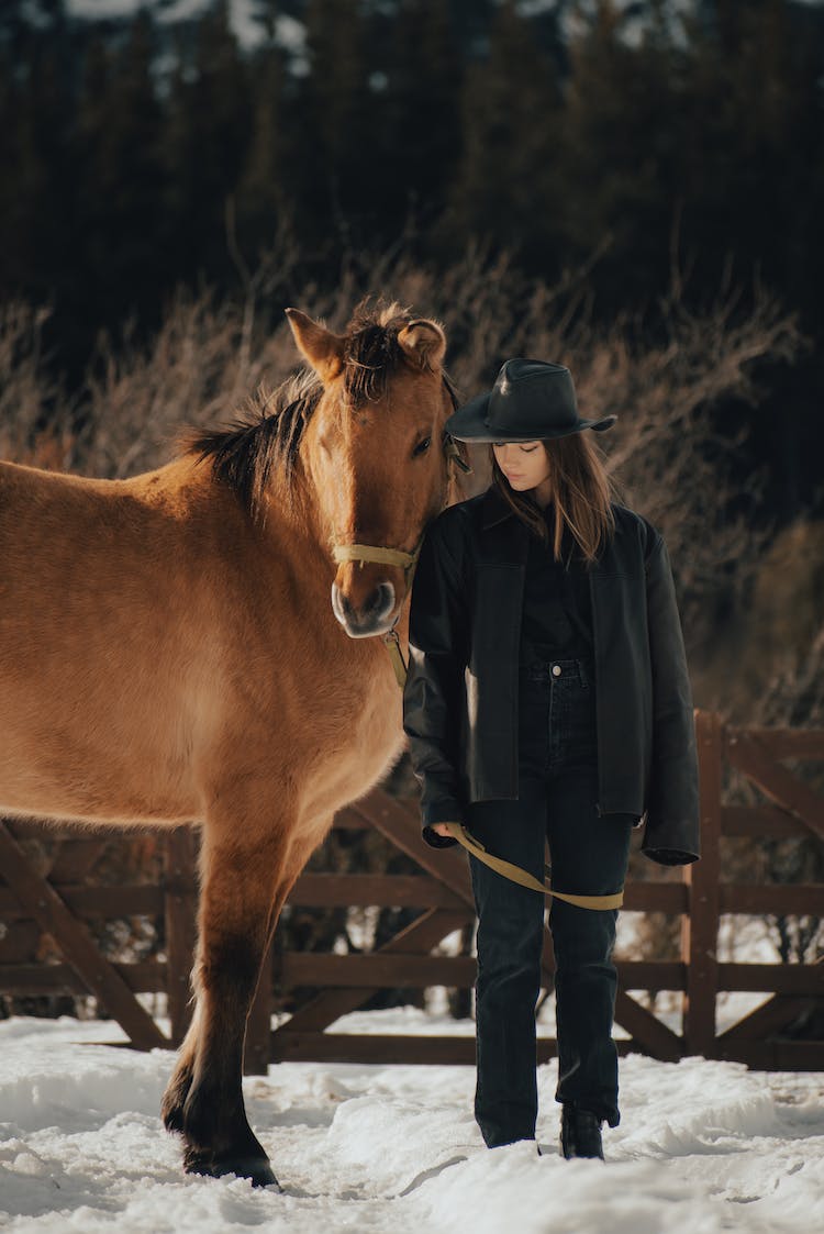 mujer invierno chaqueta sombrero