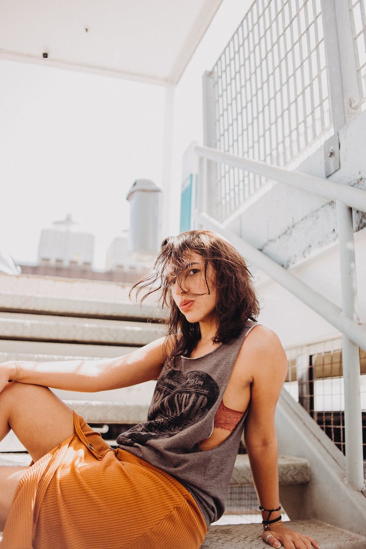 mujer sentado posando cabello corto