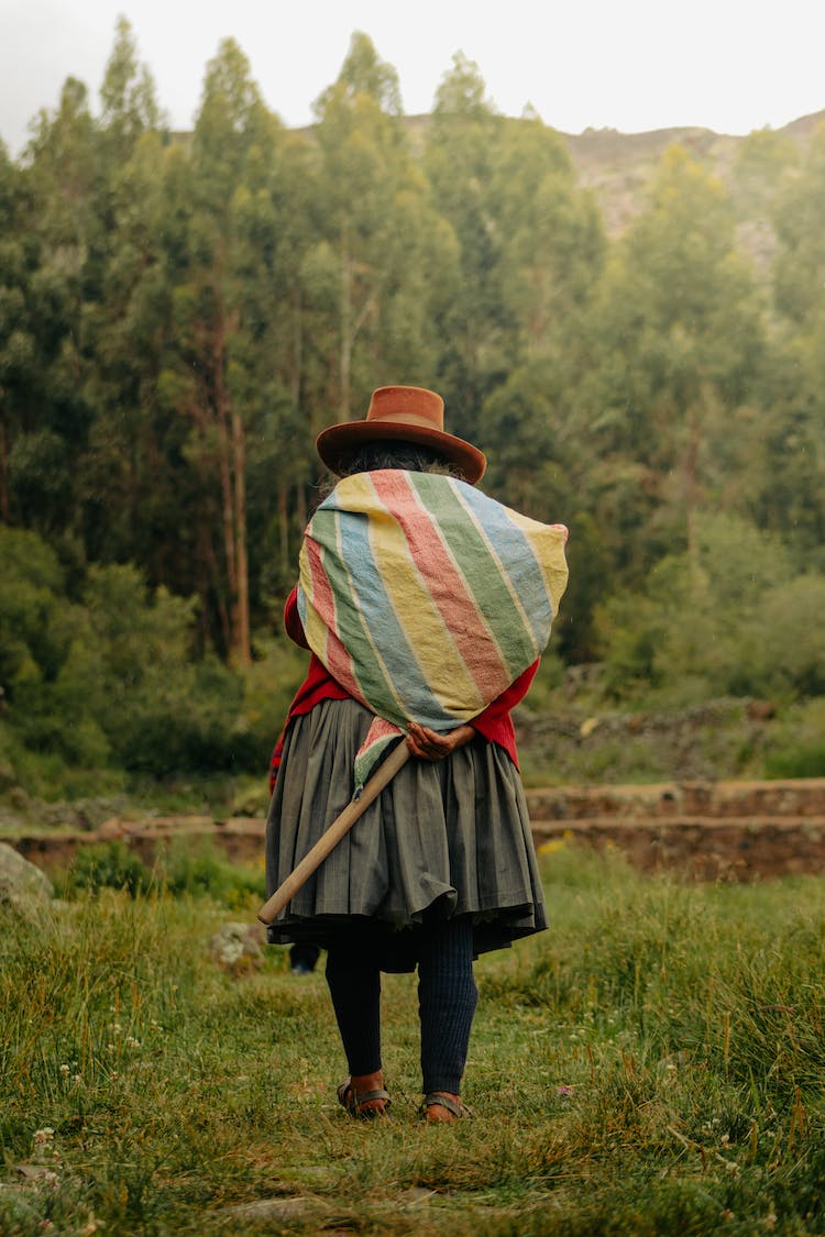 mujer bosque arboles sombrero