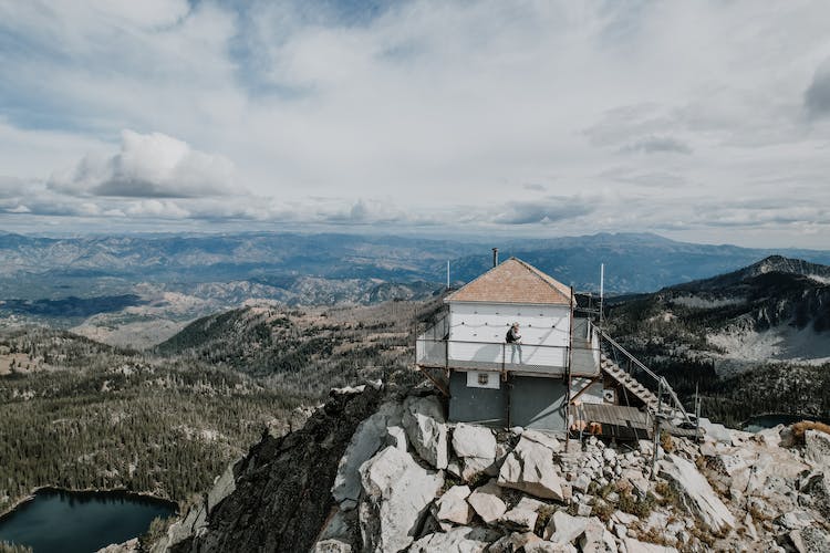 paisaje montanas casas bosque