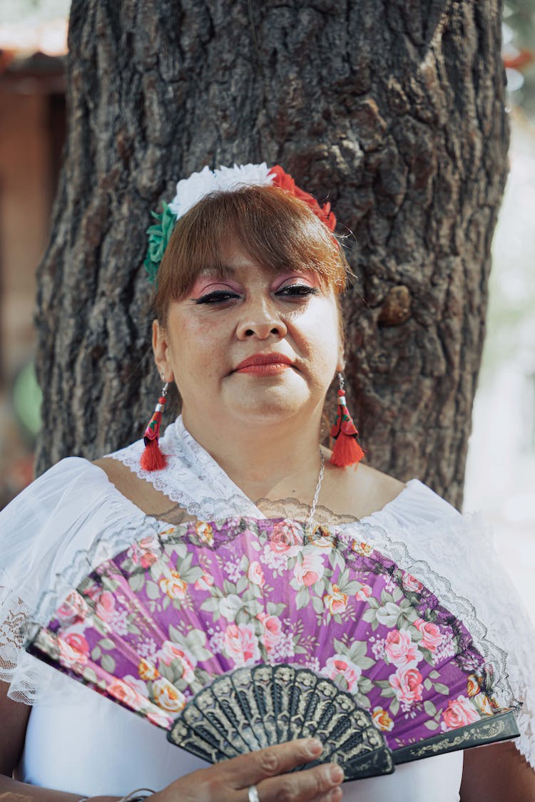 mujer arbol colorido cara