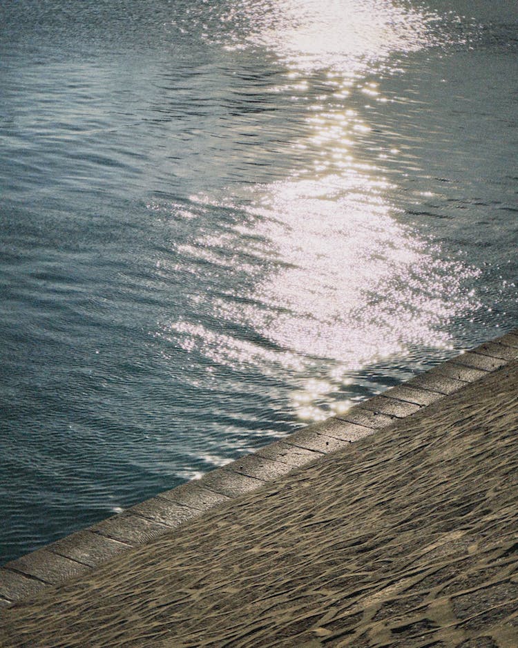 agua reflejo piedra frente al mar