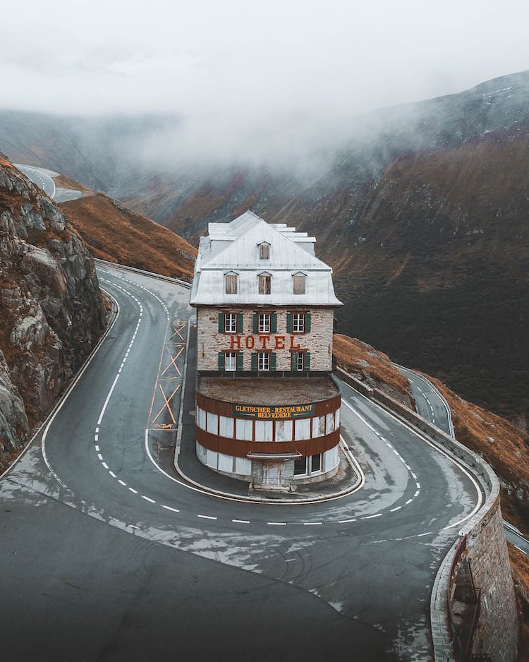 hotel en carretera de montana