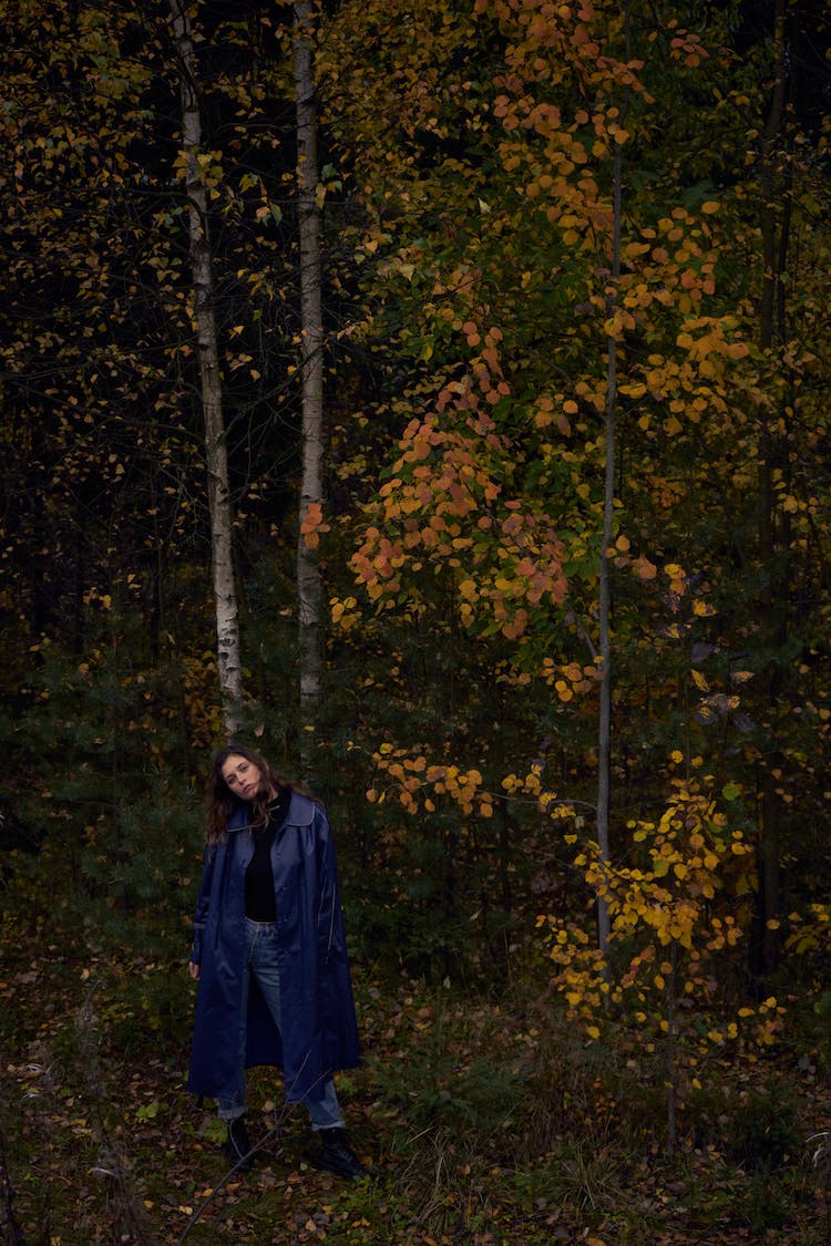 mujer bosque arboles en pie