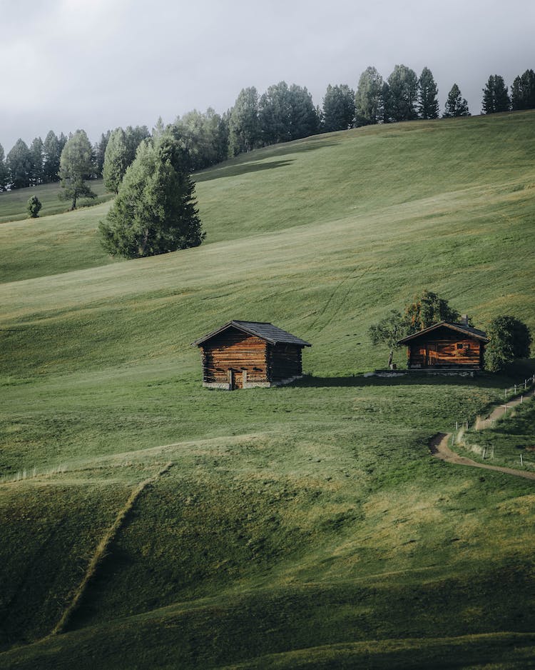 pequena cabana en los campos