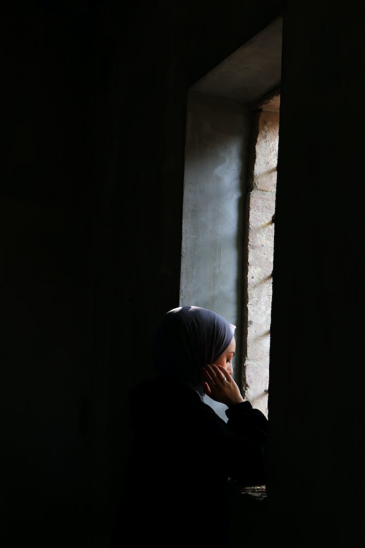 mujer sentado ventanas ventana