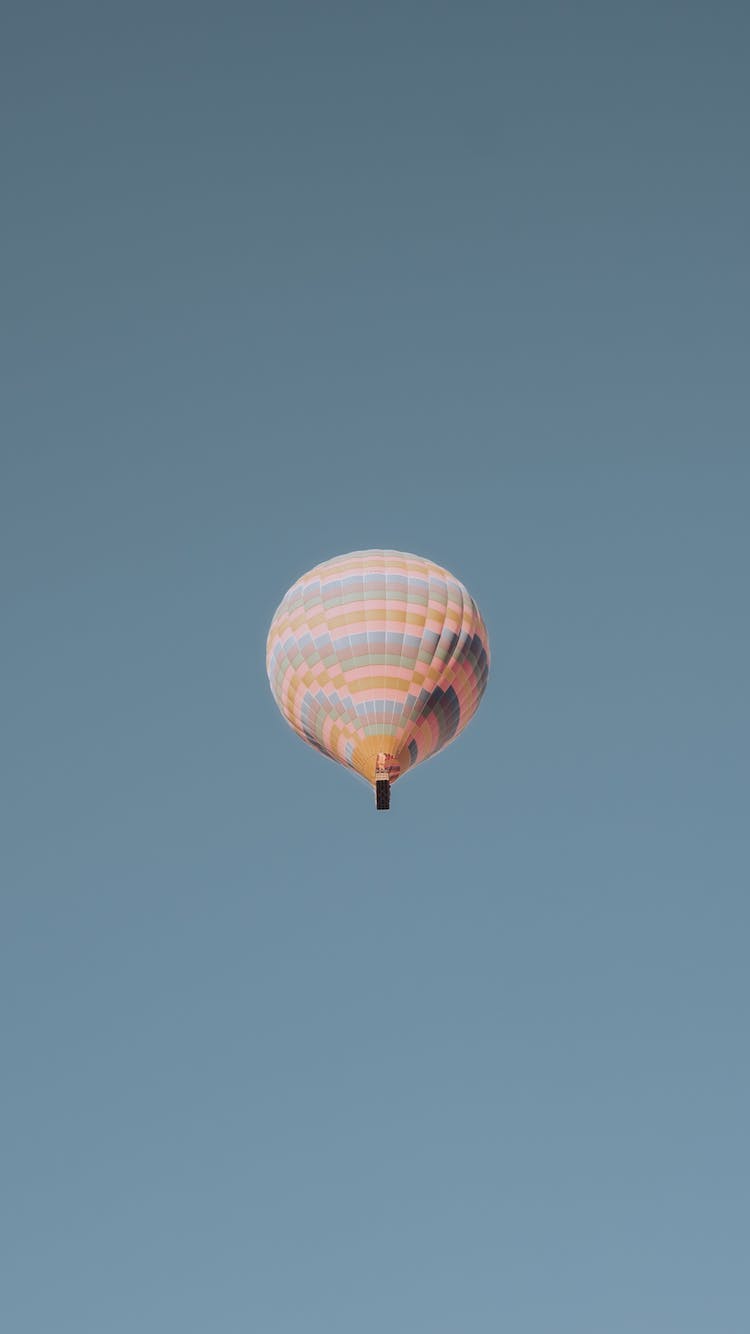 volador cielo azul aventura globo aerostatico