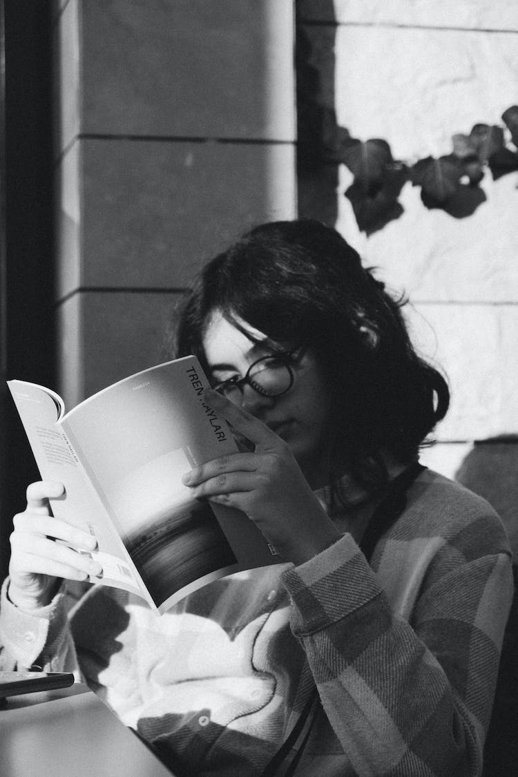 blanco y negro mujer libro leyendo