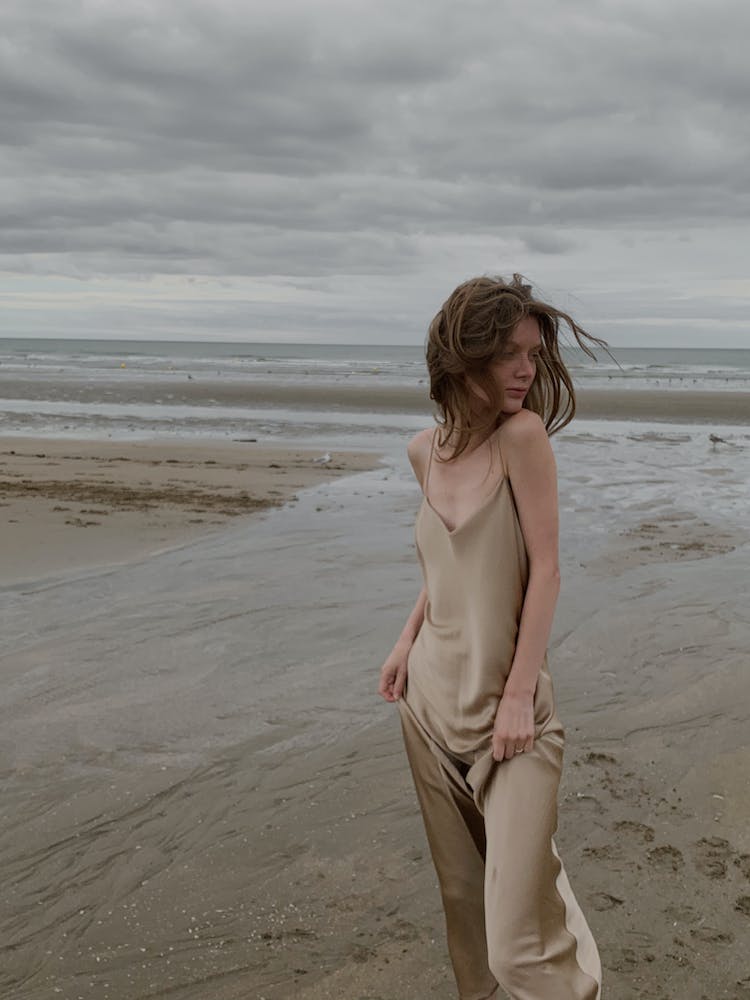 playa mujer vestido orilla