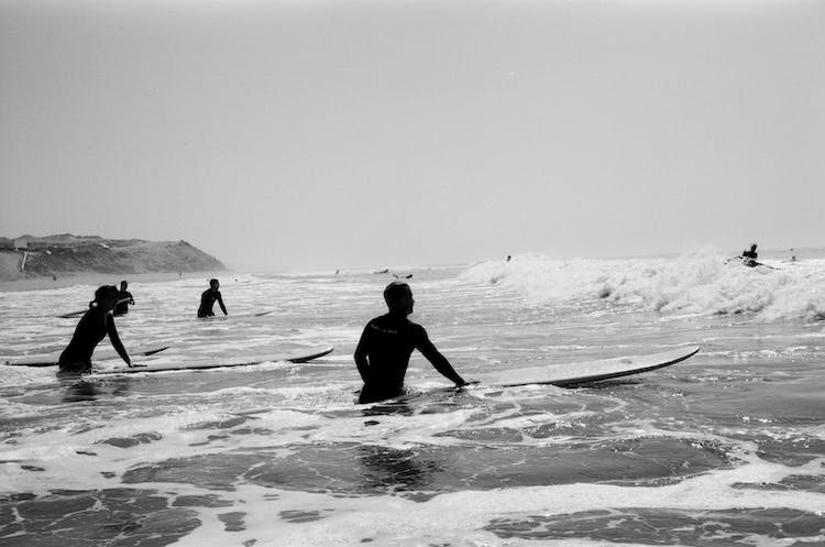 mar blanco y negro gente saludar