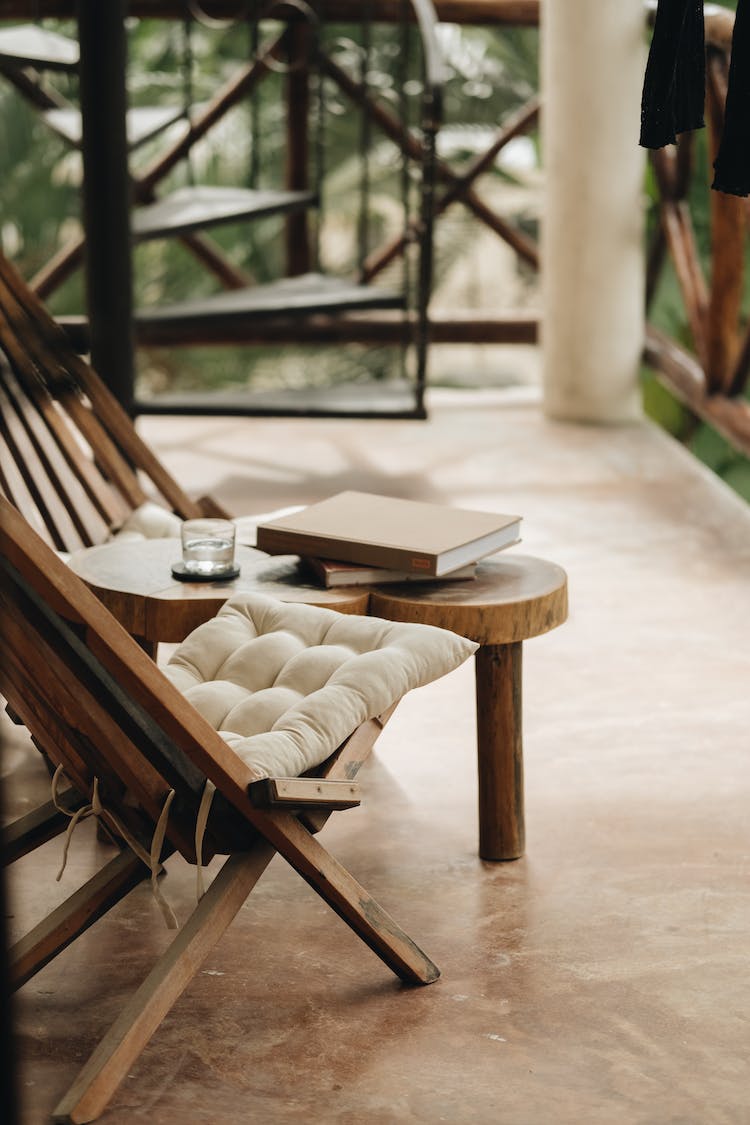 libros mesa vaso sillas de madera