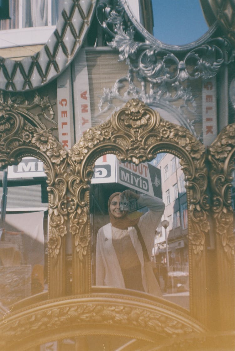 mujer camara tomando una foto sonriente