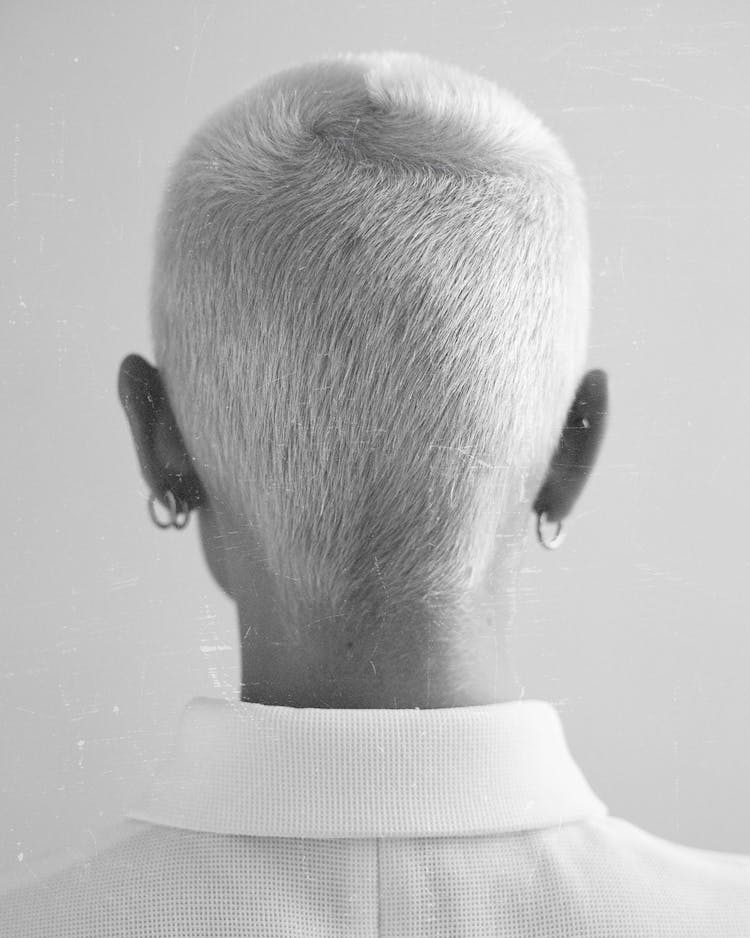 blanco y negro cabello corto fondo blanco foto de la cara