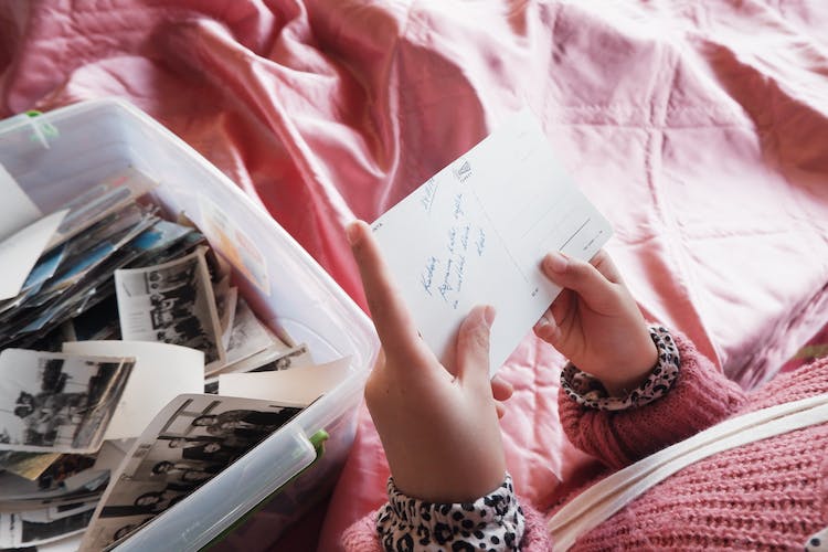 mujer recuerdos leyendo texto