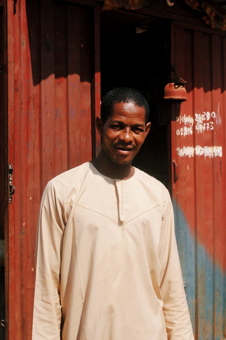 hombre sonriente nigeria tiro vertical