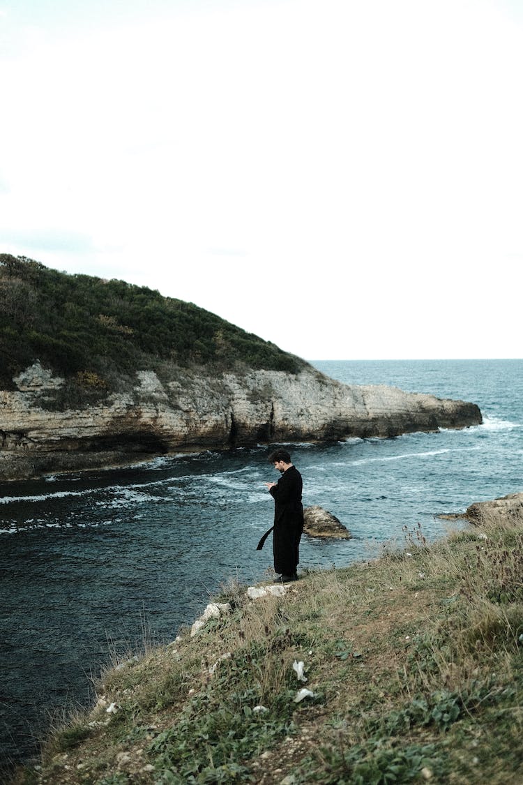 resfriado mar hombre olas