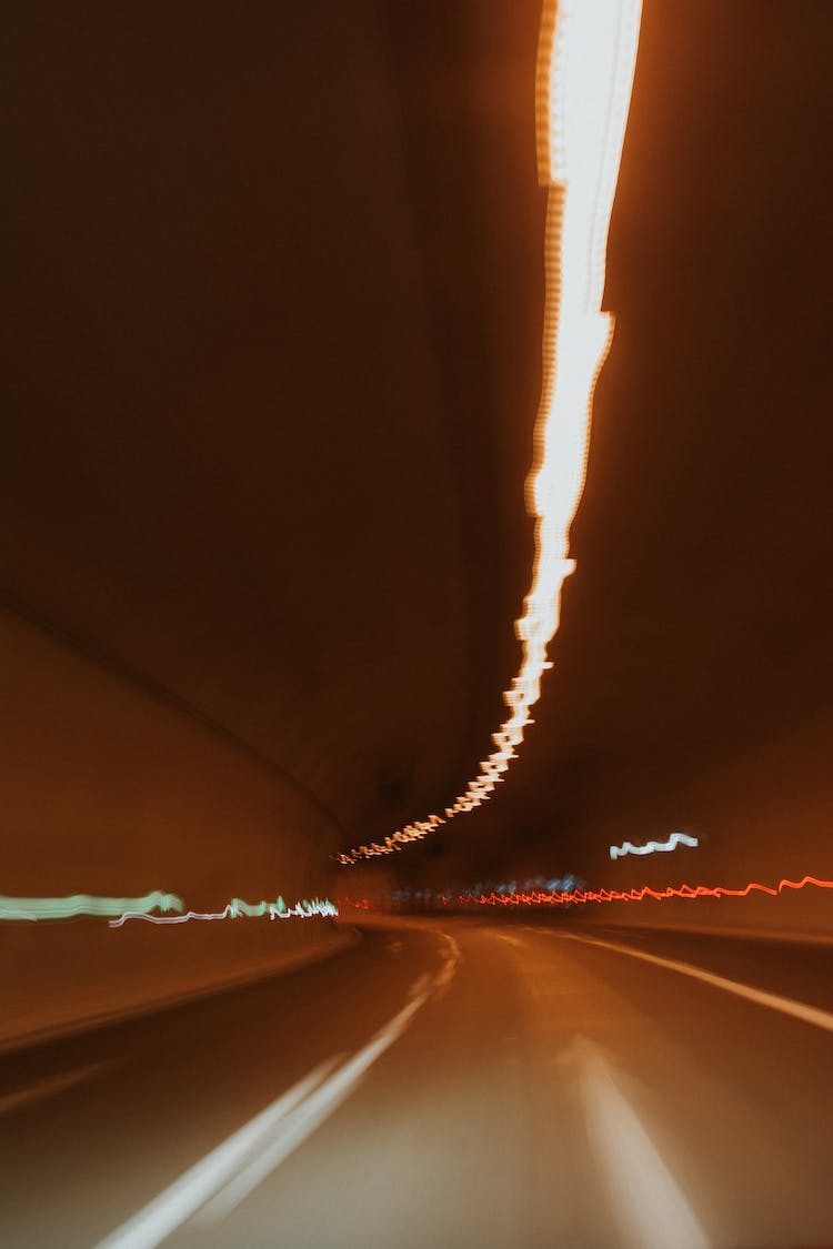 carretera oscuro tunel efecto desenfocado