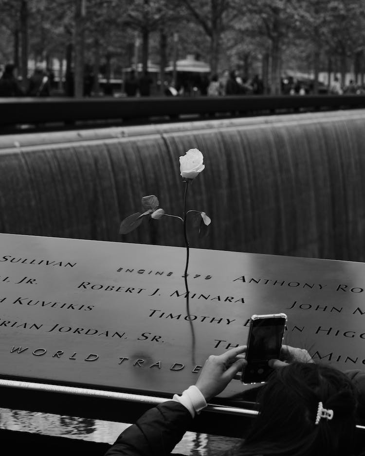 blanco y negro mujer sujetando telefono