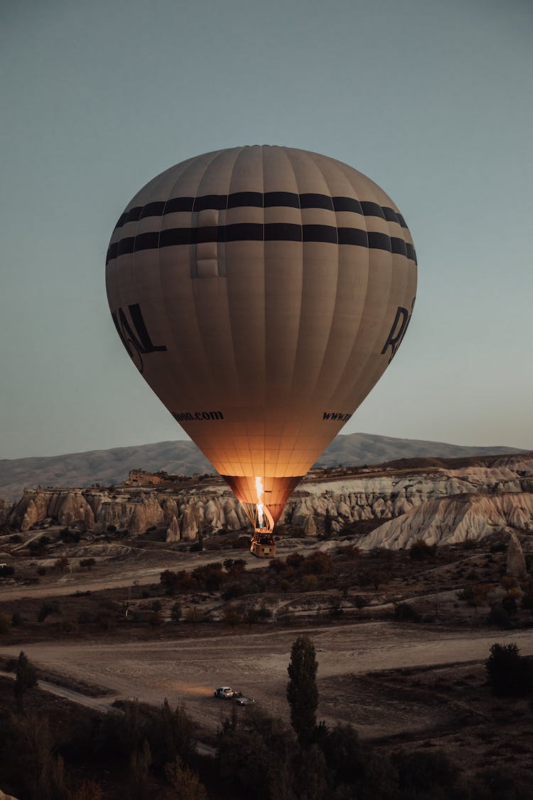 montanas desierto piedra globo aerostatico