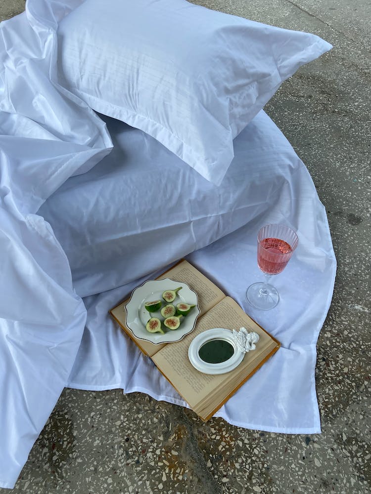 cama al aire libre almohadas aperitivos