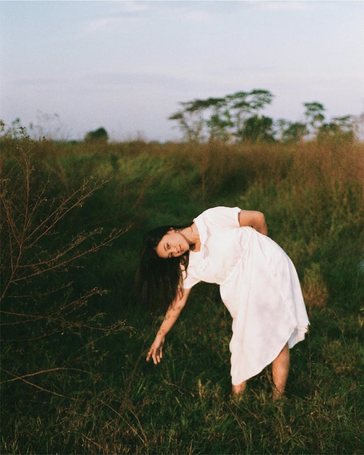 mujer en pie al aire libre ocio