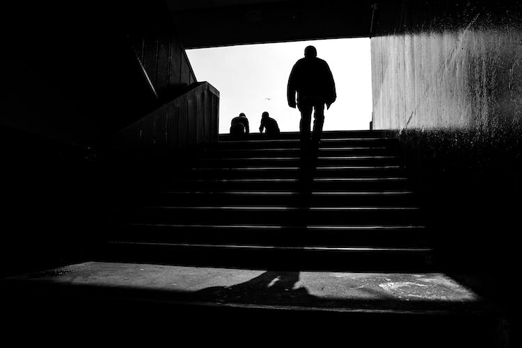 escaleras blanco y negro hombre persona