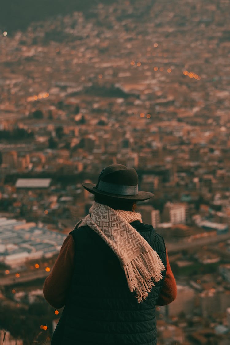 ciudad sombrero en pie bufanda