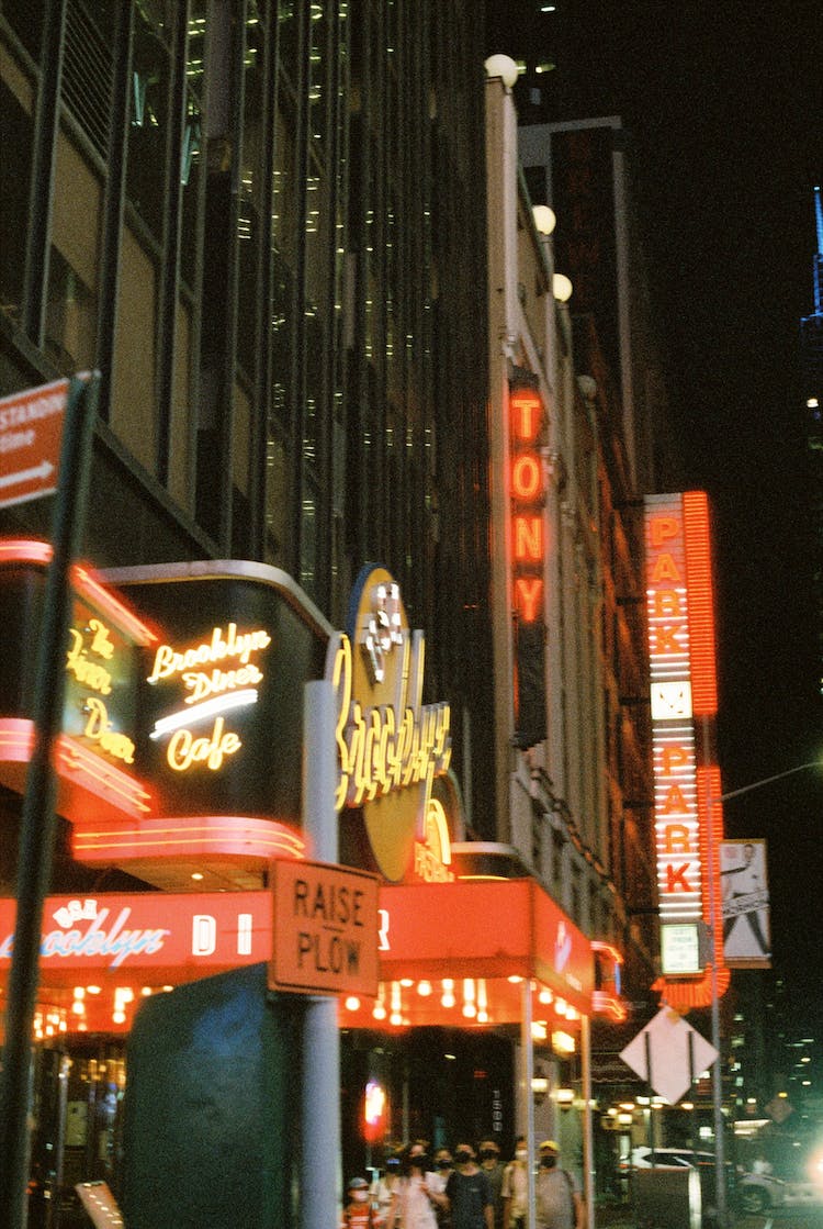 ciudad noche foto de angulo bajo luces de neon