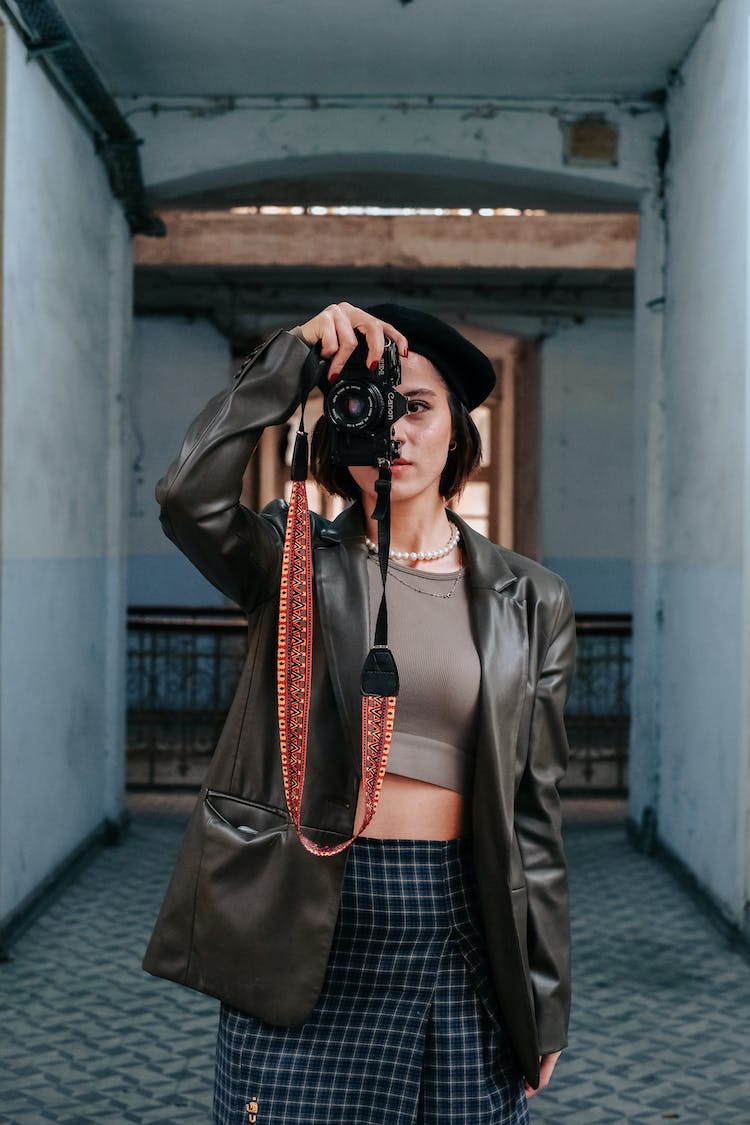 mujer en un abrigo fotografiando