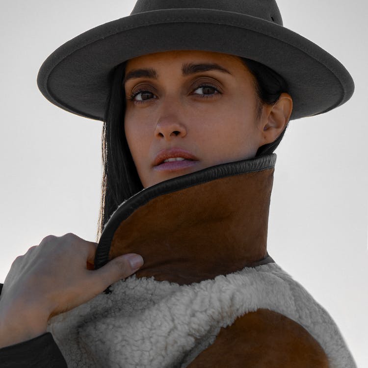 rostro de mujer con sombrero