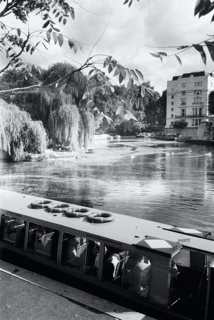 fotografia en blanco y negro de un edificio por regent s canal en londres inglaterra