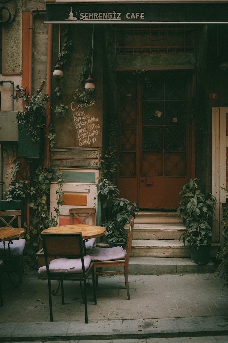 calle edificio cafeteria mesa